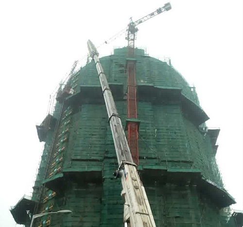莎车吊车在工地上作业